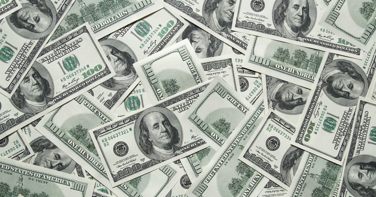 Po ataku USA na Iran dolar zyskał na wartości - czy na długo, co z kursami innych walut