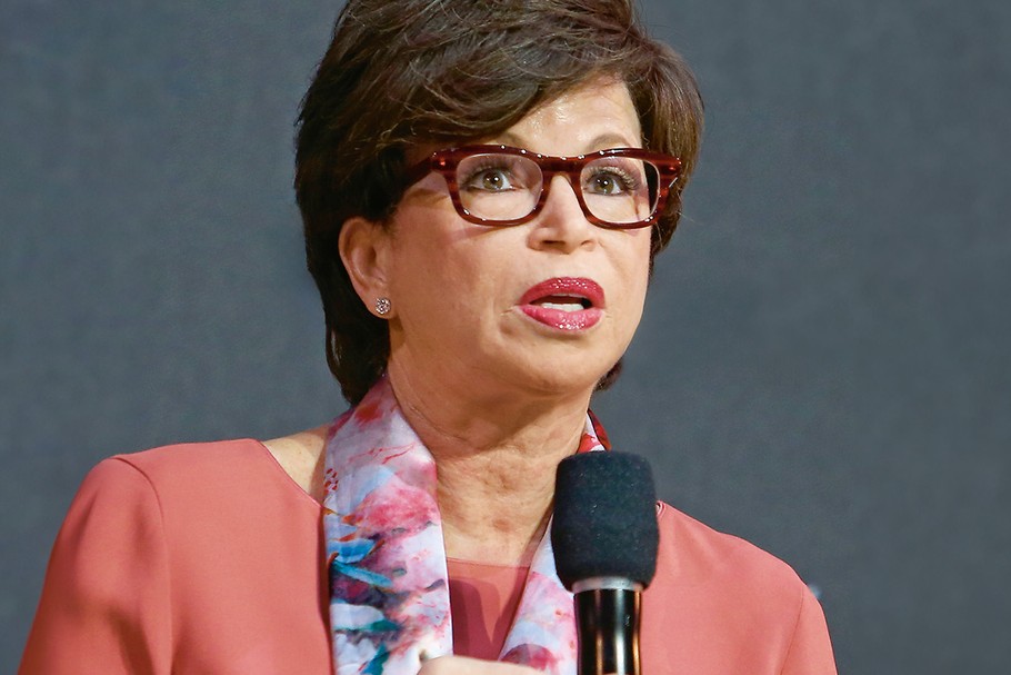 Valerie Jarrett – była starszym doradcą prezydenta Baracka Obamy w latach 2009--2017.Nadzorowała Biura ds. Zaangażowania Publicznego i Spraw Międzyrządowych. Pełni funkcję prezesa zarządu Civic Nation i współprzewodniczącej The United State of Women. Zasiada w zarządach Walgreens Boot Alliance, Inc., Ralph Lauren Corporation, Lyft, Inc., Sweetgreen, Ariel Investments, The John F. Kennedy Center for Performing Arts, Sesame Street Workshop i Economic Club of Chicago, a także w radzie doradczej Goldman Sachs One Million Black Women Advisory Board. Jarrett otrzymała również liczne nagrody i tytuły honorowe, w tym nagrodę „TIME” „100 najbardziej wpływowych ludzi”.