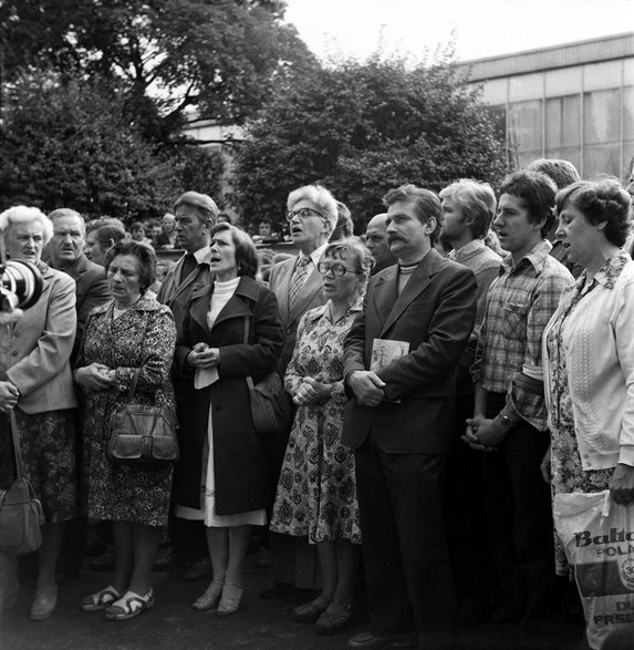 Anna Walentynowicz i Lech Wałęsa podczas mszy w czasie strajku w Stoczni Gdańskiej w sierpniu 1980 roku / fot. Tadeusz Kłapyta, ecs.gda.pl