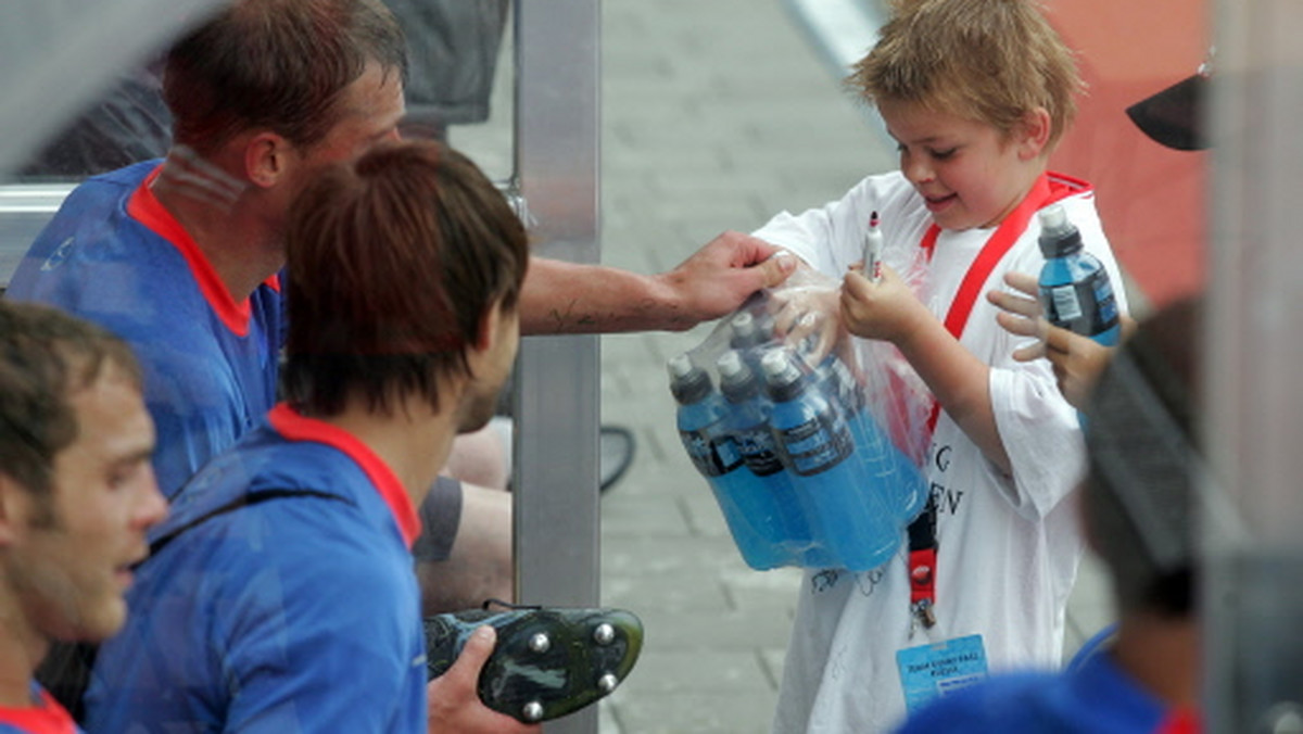 Osiem milionów euro wyda UEFA na rekrutację i szkolenie 5500 wolontariuszy, którzy w ramach Oficjalnego Programu Wolontariatu UEFA Euro 2012 wesprą na Ukrainie i w Polsce organizację piłkarskich mistrzostw Europy. Nabór ochotników rozpoczął się 14 czerwca.