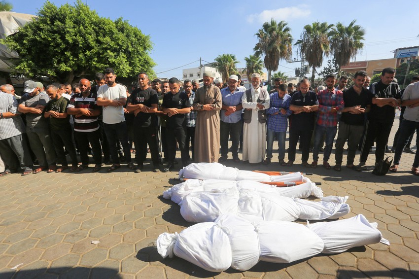 Tela Palestinaca ubijenih u izraelskom napadu u Deir al Balahu ispred bolnice Mučenika al Akse u Gazi 1. avgusta