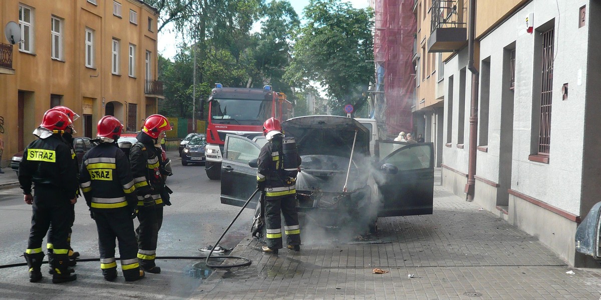 Pożar nissana na ulicy Wysokiej na Widzewie w Łodzi. 