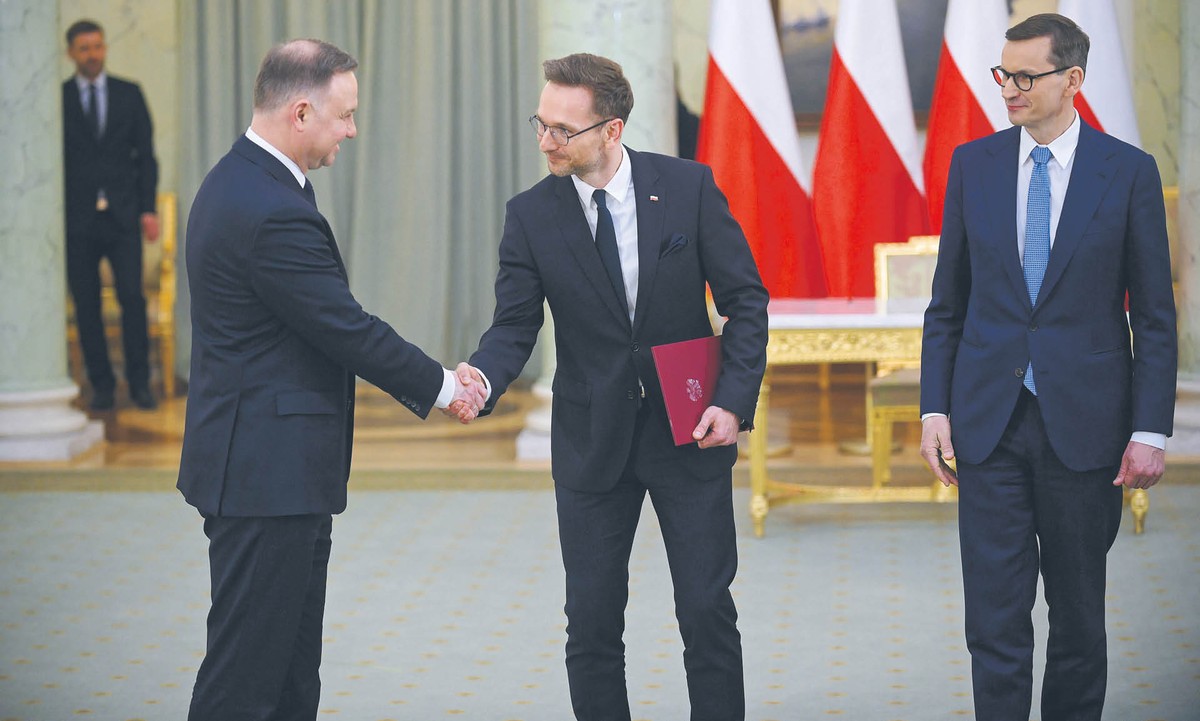 Waldemar Buda odbiera z rąk prezydenta Andrzeja Dudy nominację na stanowisko ministra rozwoju i technologii