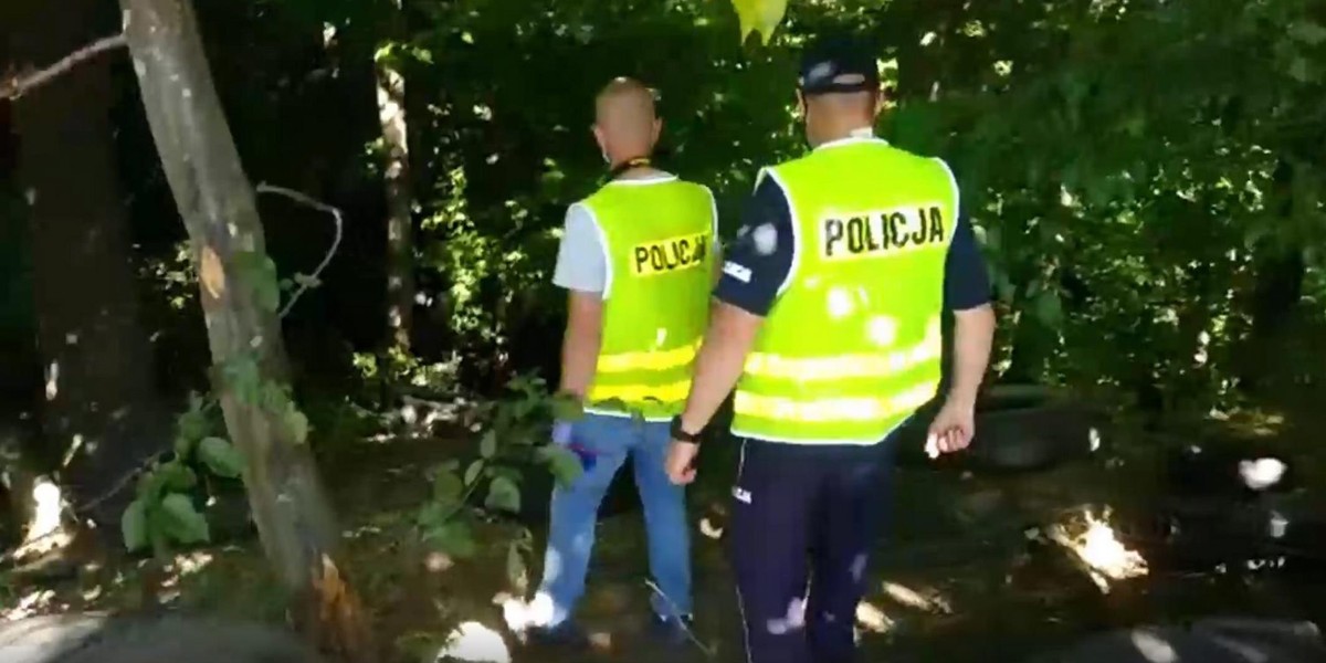 Policjanci zajrzeli do lasu, a tam... To nie mieści się w głowie!