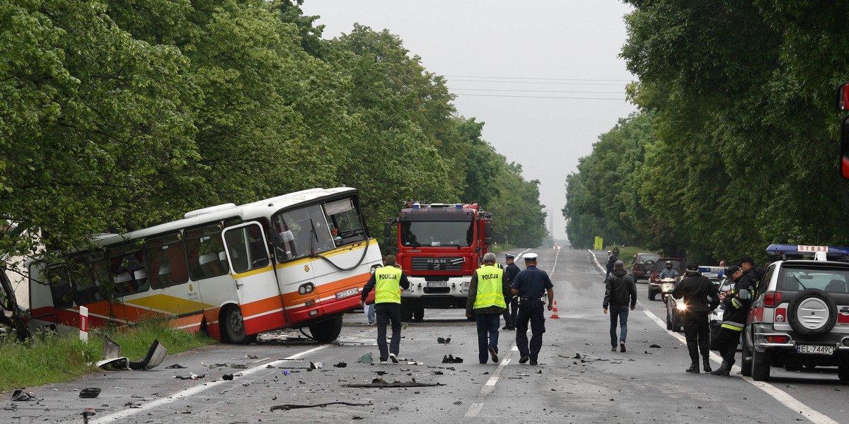 Zderzenie tira, autobusu i osobówki. Są dwie ofiary.