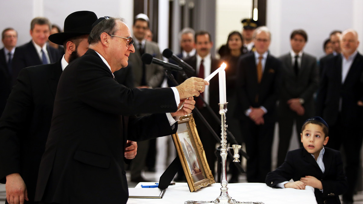 W holu głównym Sejmu zapłonęły w środę świece chanukowe, upamiętniając - jak podkreślali uczestnicy uroczystości - święto "zwycięstwa dobra nad złem, oświecenia nad ciemnotą i ducha nad materią".