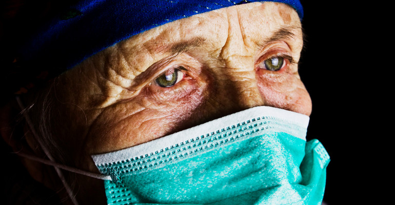 Na ciężki przebieg infekcji spowodowanej koronawirusem częściej narażone są osoby starsze