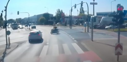 Dramatyczne nagranie wypadku motocyklisty w Poznaniu. Kierowca wjechał na czerwonym świetle