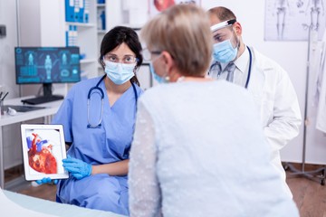 Alapvetően az emberi szív egy állandó ritmusban ver, amelyet elektromos impulzusok vezetnek és szabályoznak. Maga az aritmia, szívritmuszavar azt jelenti, hogy a szív ritmusában zavar keletkezik, lelassul, gyorsul vagy éppen szabálytalanul ver.
