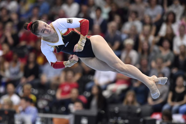 Te piękne dziewczyny zaprzeczają prawom grawitacji