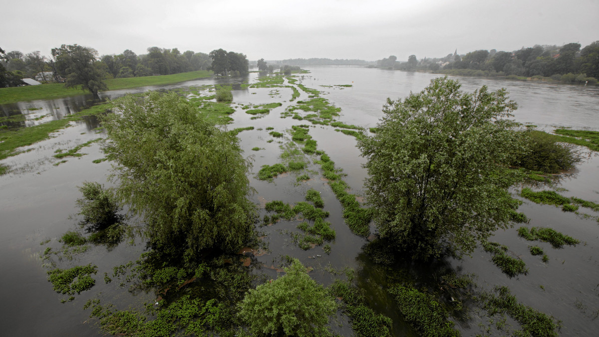 Stany alarmowe na rzekach w woj. łódzkim przekroczone są w 12 miejscach. Na terenie 11 gmin nadal obowiązuje alarm powodziowy, a pogotowie przeciwpowodziowe w dwóch kolejnych oraz w na terenie miasta Łęczyca.