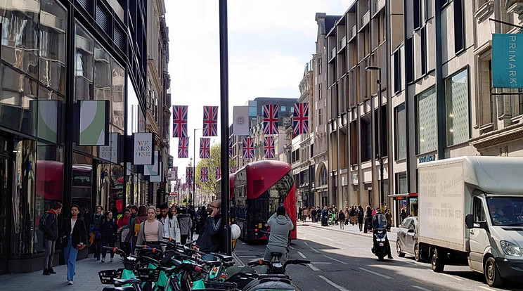 Ünnepi hangulatba öltözött London, a király koronázása miatt brit zászlók lógnak az Oxford streeten / Fotó: Végh Rita