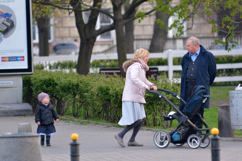 Dziadek Jerzy Stuhr z wnuczką Helenką 