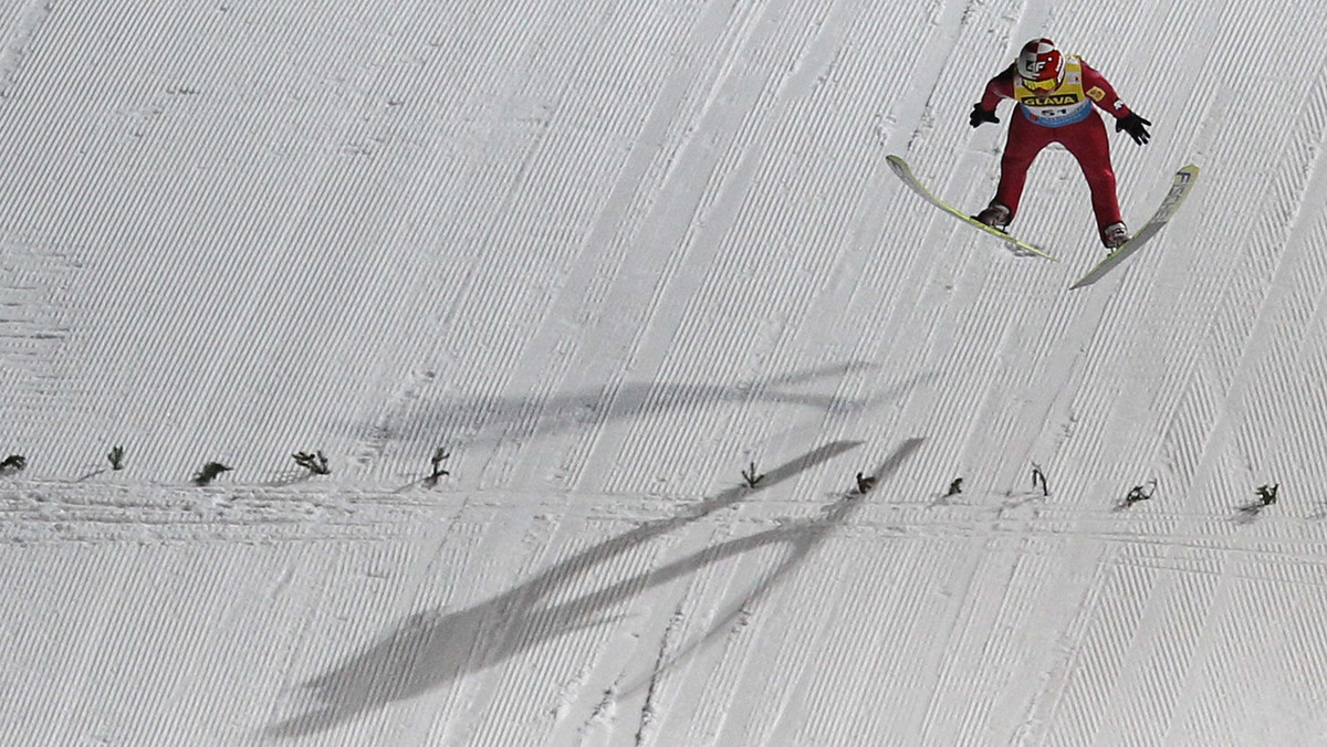 Skoczkowie w norweskim Vikersund powalczą o mistrzostwo świata w lotach narciarskich. Zapraszamy na relację "na żywo" z tego wydarzenia. Do drugiej serii konkursu MŚ w lotach z Biało-Czerwonych zdołał awansować tylko Kamil Stoch, który zajmuje 12. miejsce.