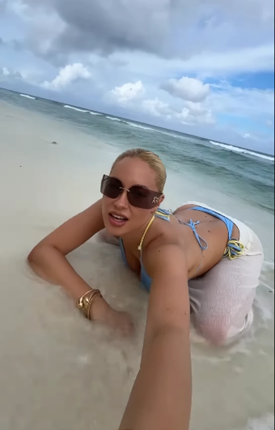 Sara Jo uvija zadnjicom na plaži