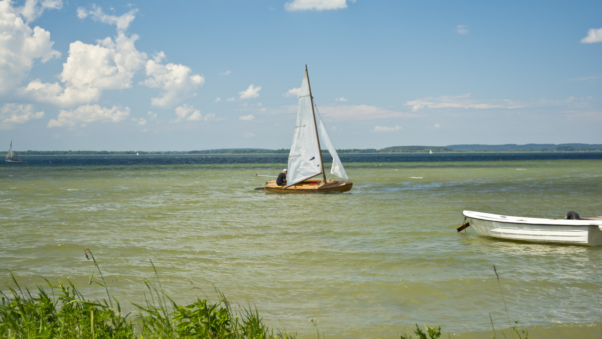 Nowa przystań ma powstać w 2018 roku nad największym akwenem w Polsce, jeziorem Śniardwy. Oprócz jachtów, cumować w niej mają jednostki Mazurskiej Służby Ratowniczej. Inwestycja ma kosztować ok. 13 mln zł.