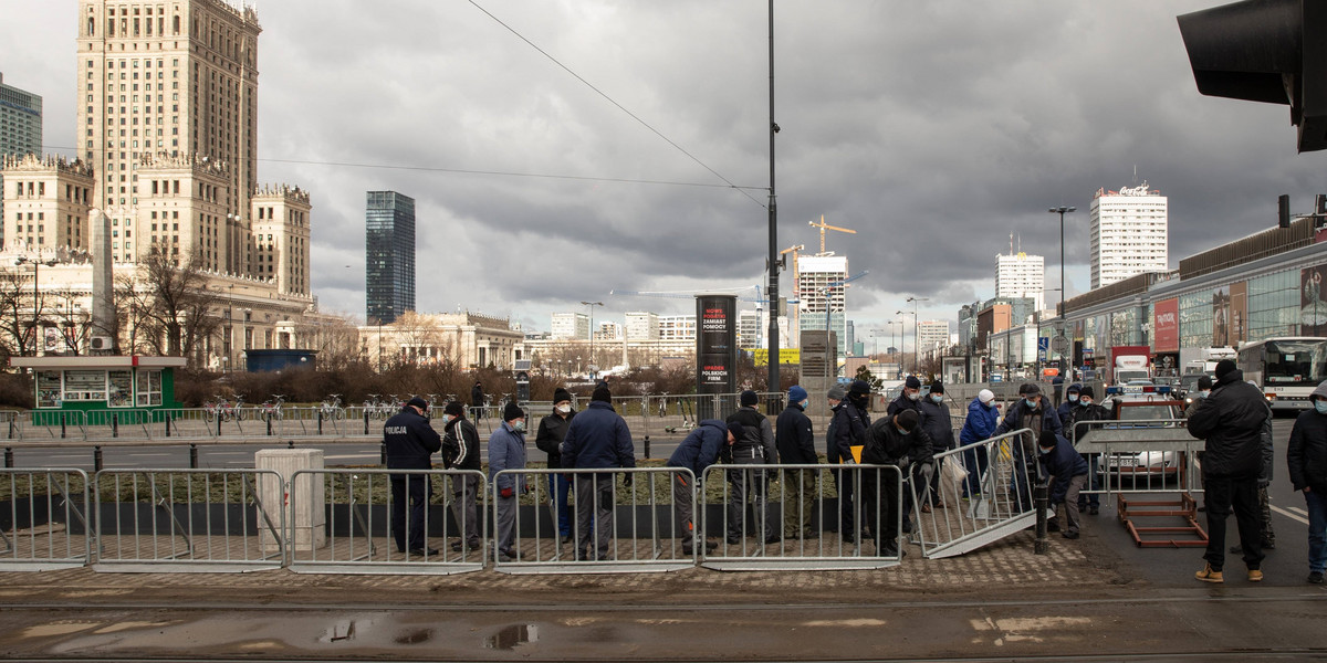 Warszawa. Dzień Kobiet. Policja stawia specjalne barierki ochronne