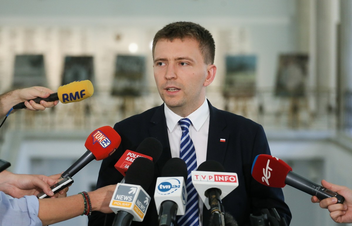 Schreiber oświadczył, że PiS po konsultacji wycofuje projekt ws. podwyżek wynagrodzeń m.in. dla premiera i ministrów.