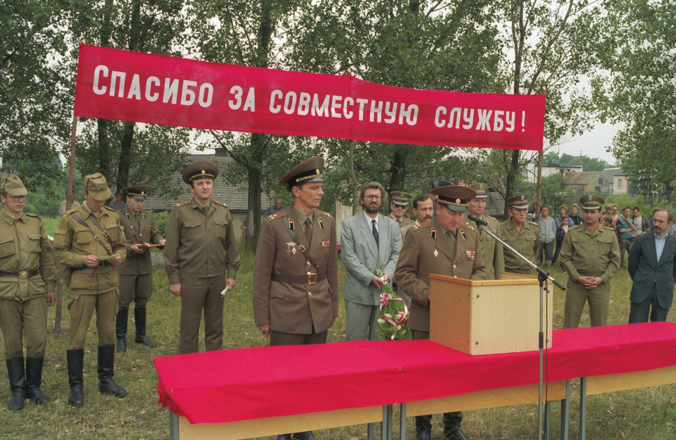Dowództwa batalionu łączności z Północnej Grupy Wojsk Armii Radzieckiej rozpoczyna akcję opuszczania bazy wojskowej, 1991 r.