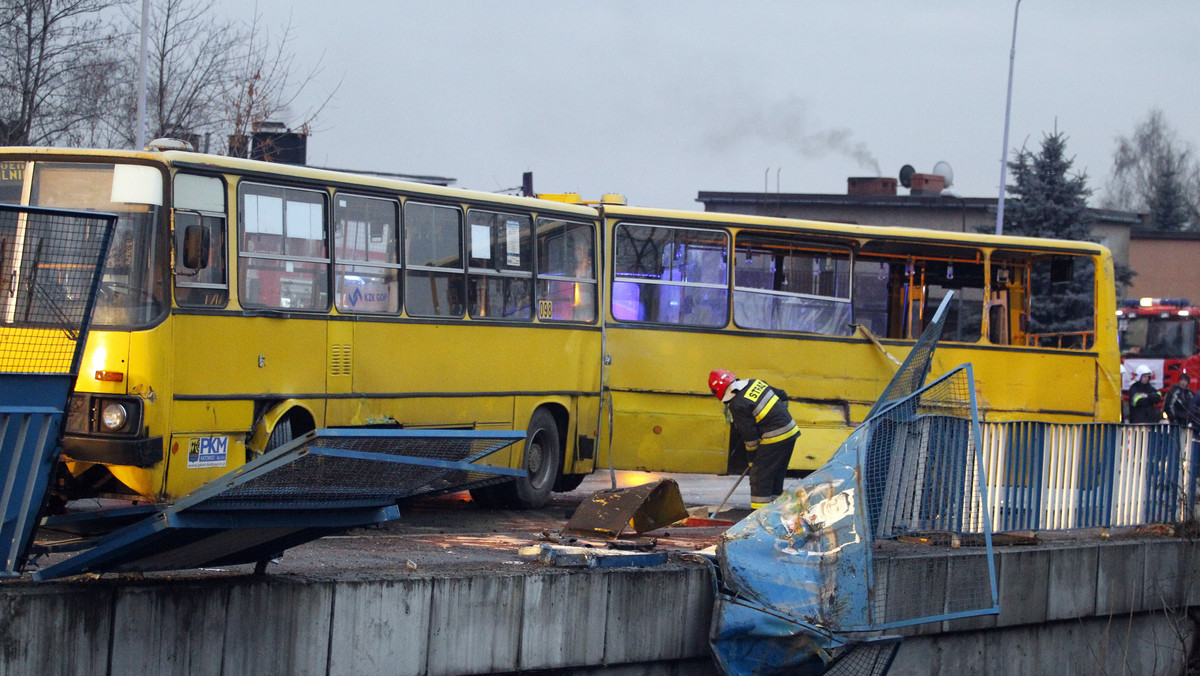 Pięć osób zostało w poniedziałek poszkodowanych w zderzeniu dwóch autobusów komunikacji miejskiej w Mysłowicach (Śląskie). Autobusy zderzyły się bokami na drodze nr 934; jeden z nich zawisł na skraju wiaduktu nad torami kolejowymi. Droga jest już odblokowana.