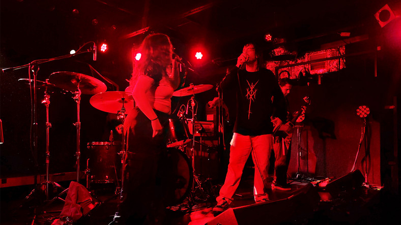 Zespół zaprosił na scenę wokalistkę Brooklyn Doran, żeby wykonać z nią utwór "Hammering On"
