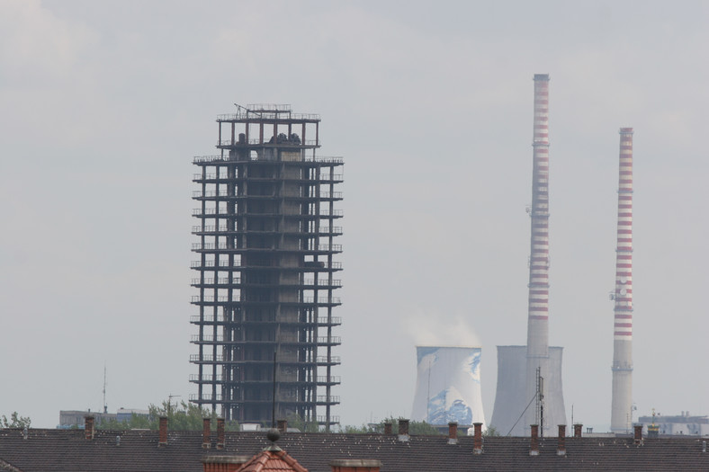 Widok na "Szkieletora" z kamienic Herbewa. W tle kominy Łęgu