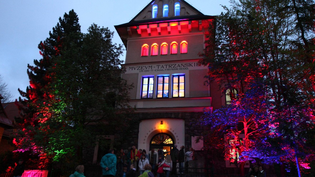 O dwa kolejne dzieła Antoniego Kenara - rzeźby "Matka Boska Ostrobramska" i "Anioł grający" - wzbogacio się Muzeum Tatrzańskie w Zakopanem. Prace można podziwiać na ekspozycji poświęconej Kenarowi w Galerii Sztuki XX wieku w willi "Oksza" w Zakopanem.