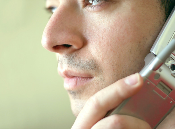 Mężczyzna rozmawia przez telefon komórkowy