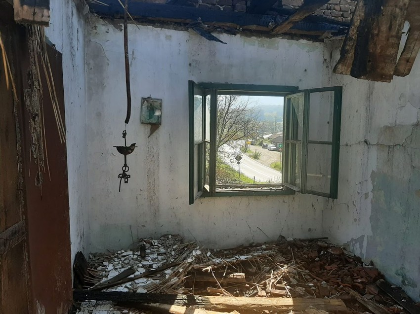 Napuštena kuća, sve sem ikona je izgorelo