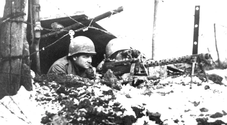 82. Dywizja Powietrznodesantowa w trakcie działań w Belgii. Na zdjęciu improwizowane stanowisko z karabinem maszynowym