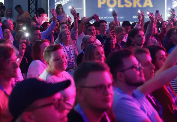 Na silent disco leciała w kółko piosenka o PiS. Politycy śpiewali