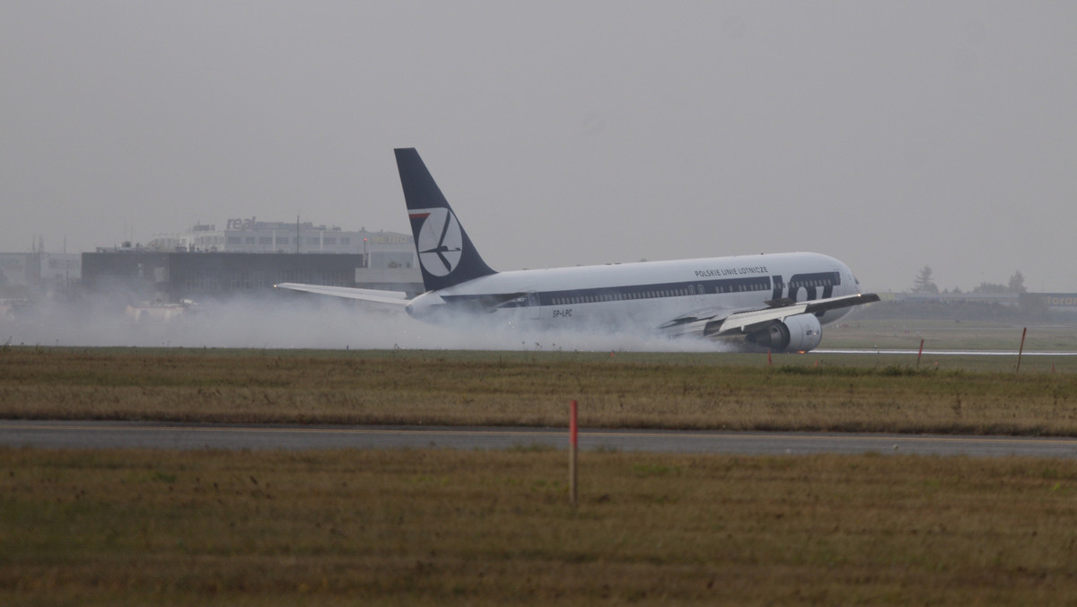 Do środy rano zamknięte będzie warszawskie lotnisko im. Fryderyka Chopina, na którym wylądował awaryjnie samolot Polskich Linii Lotniczych LOT Boeing 767 z Newark do Warszawy. Maszyna nie mogła wysunąć podwozia i lądowała "na brzuchu". Pasażerom i załodze nic się nie stało.