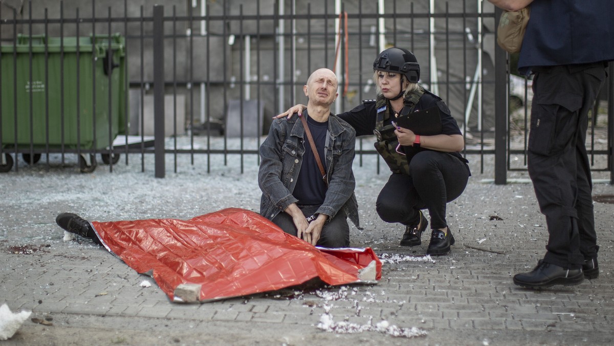 Ojciec płaczący nad zwłokami 13-letniego syna zabitego przez Rosjan. Charków