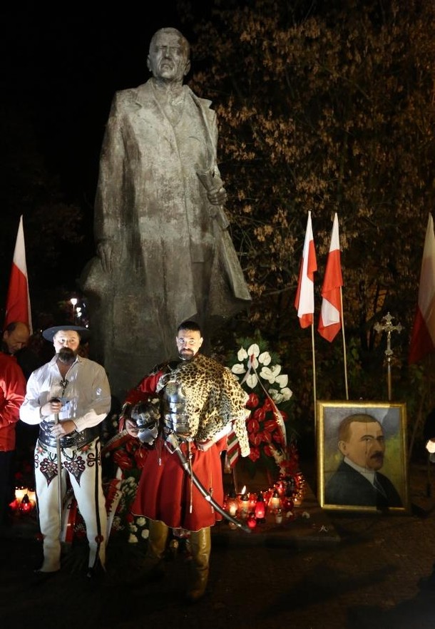 Marsz Niepodległości dziwacy w historycznych strojach pion