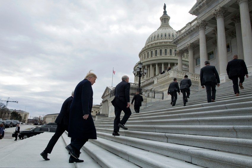 Donald Tramp na stepenicama zgrade Kongresa