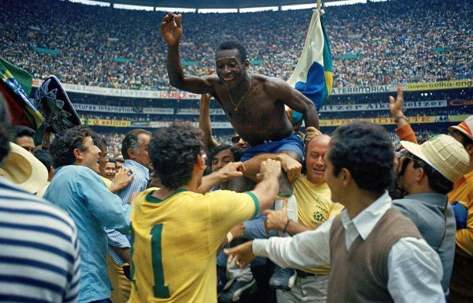 Pele na rukama navijača 1970. | Foto: Getty Images