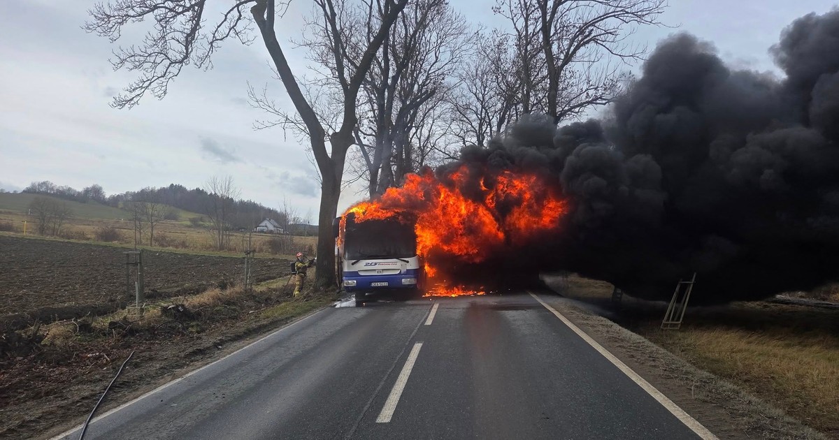 Dramatyczne przedpołudnie w okolicach Kamiennej Góry. Autobus stanął w płomieniach