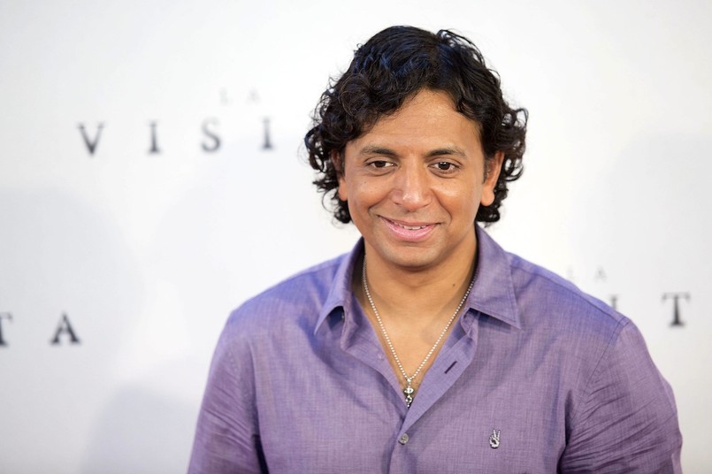 Po jednym filmie nazywają mnie geniuszem, po drugim mówią, że o niczym nie mam pojęcia – irytuje się M. Night Shyamalan. Coś w tym jest, bo za każdym razem, kiedy na ekrany kin wchodzi nowa produkcja sygnowana jego nazwiskiem, powraca to samo pytanie. Czy ten urodzony w Indiach, a wychowany w Stanach Zjednoczonych reżyser zrobi jeszcze kiedyś film na miarę "Szóstego zmysłu"? Wielki sukces stał się jednocześnie przekleństwem, bowiem kariera Shyamalana to jeden z najbardziej spektakularnych upadków ostatnich lat. Kolejną już próbą odpowiedzi na to pytanie będzie wchodząca właśnie na ekrany polskich kin "Wizyta".