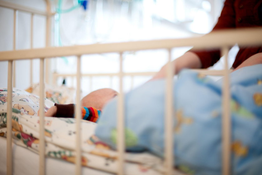 Szpitale dziecięce zakazują odwiedzin