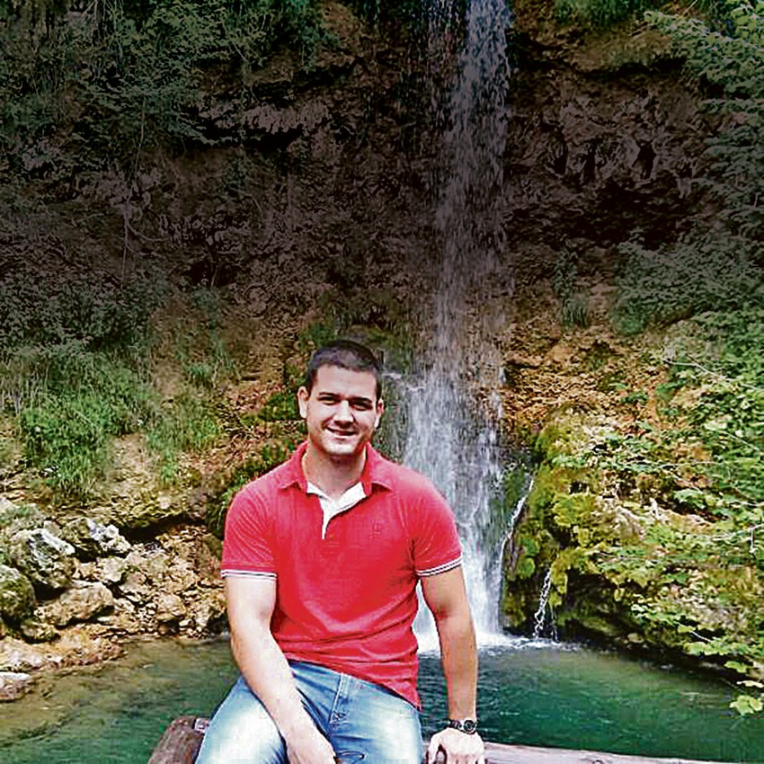 pogrešna meta?
sumnja se da je ubica čekao drugu žrtvu, ali da je greškom upucao pripravnika