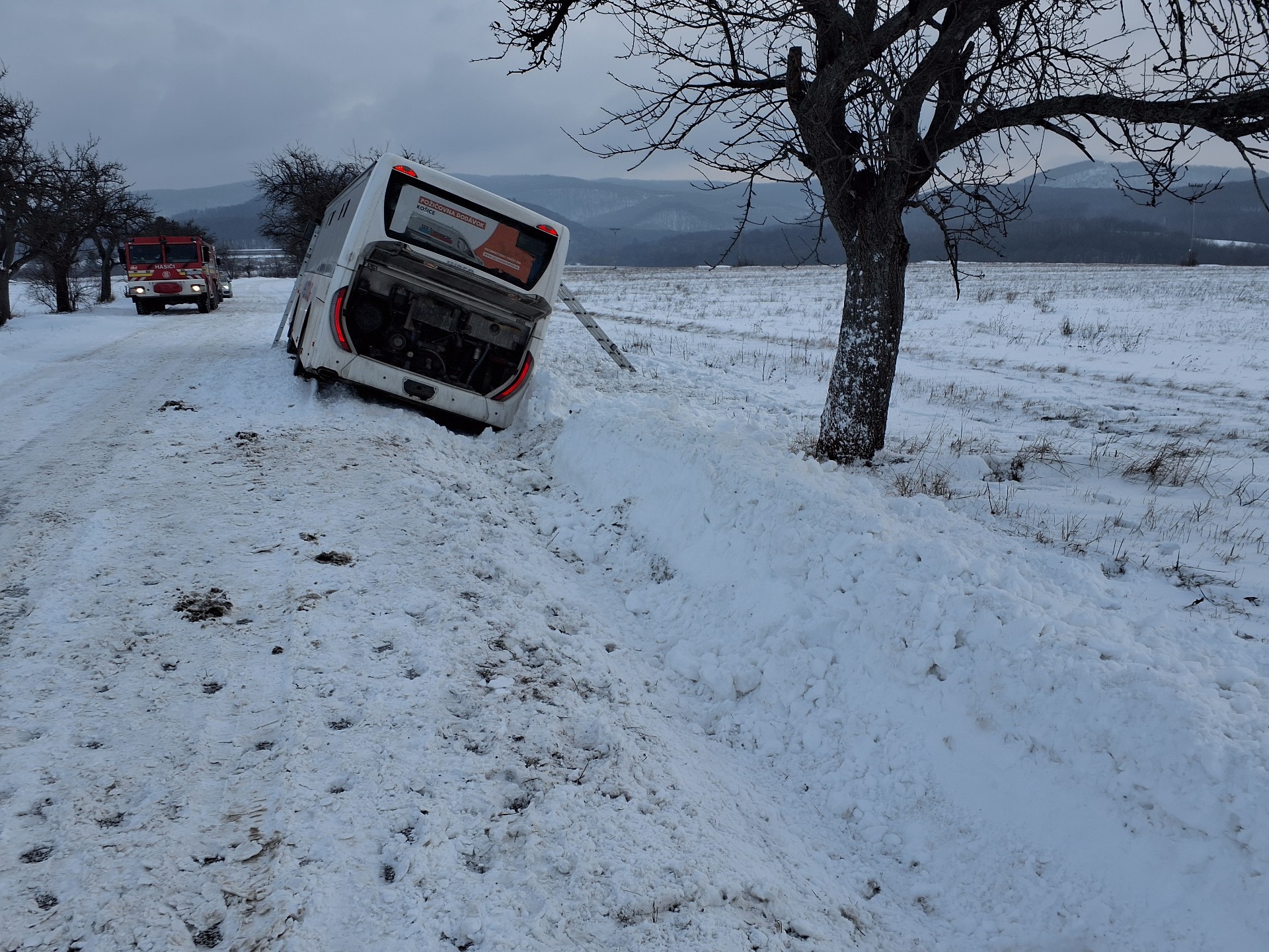 Medzi Rankovcami a Mudrovcami v okrese Košice - okolie zišiel z cesty a skončil mimo vozovky.
