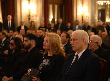 OVA PLAVUŠA JE SESTRA DUŠKA VUJOŠEVIĆA: Sedi tik do bivšeg predsednika, tuga se vidi na licu, BORIS TADIĆ PLAČE