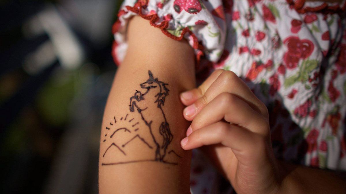 Do szpitali zgłasza się coraz więcej ofiar wakacyjnych tatuaży z henny – donosi "Rzeczpospolita". Popularne w nadmorskich kurortach tymczasowe tatuaże nie tylko uczulają, ale potrafią ujawniać utajone alergie i choroby skóry.