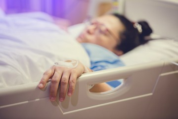 A dengue-lázat csonttörő láznak is nevezik, mivel olyan erős fájdalmat okozhat, hogy a beteg úgy érzi, mintha eltörnének a csontjai. A dengue-láz tünetei többek között láz, fejfájás, a kanyaróhoz hasonló bőrkiütés, valamint izom- és ízületi fájdalmak. Ritka esetekben életveszélyessé is válhat.