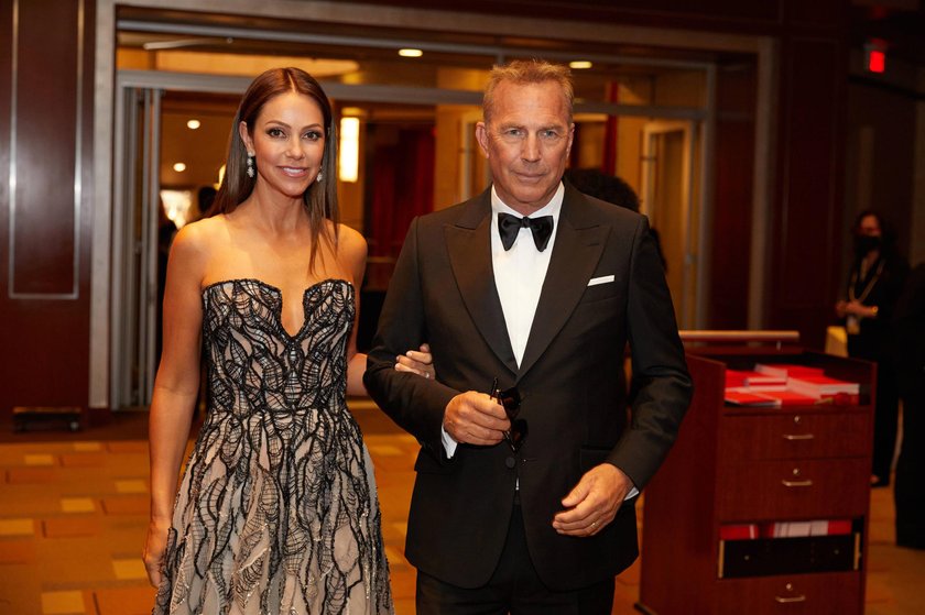 Kevin Costner i Christine Baumgartner w 2022 r. na gali rozdania Oscarów.