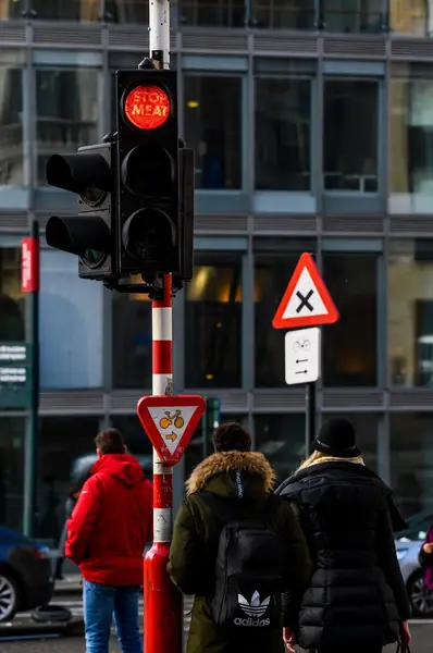 Światła na przejściach dla pieszych promują weganizm w Brukseli