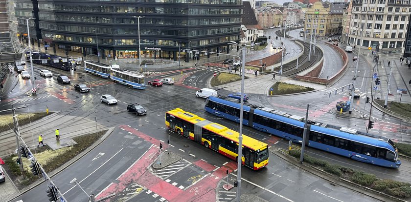 Półmetek prac na Jana Pawła II. Skrzyżowanie przejezdne, a praca wre