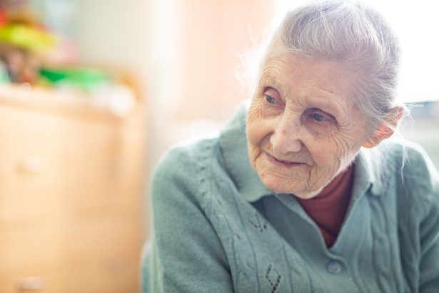 Seniorzy po 75. roku życia automatycznie otrzymują dodatek pielęgnacyjny do emerytury. Można jednak starać się o niego wcześniej