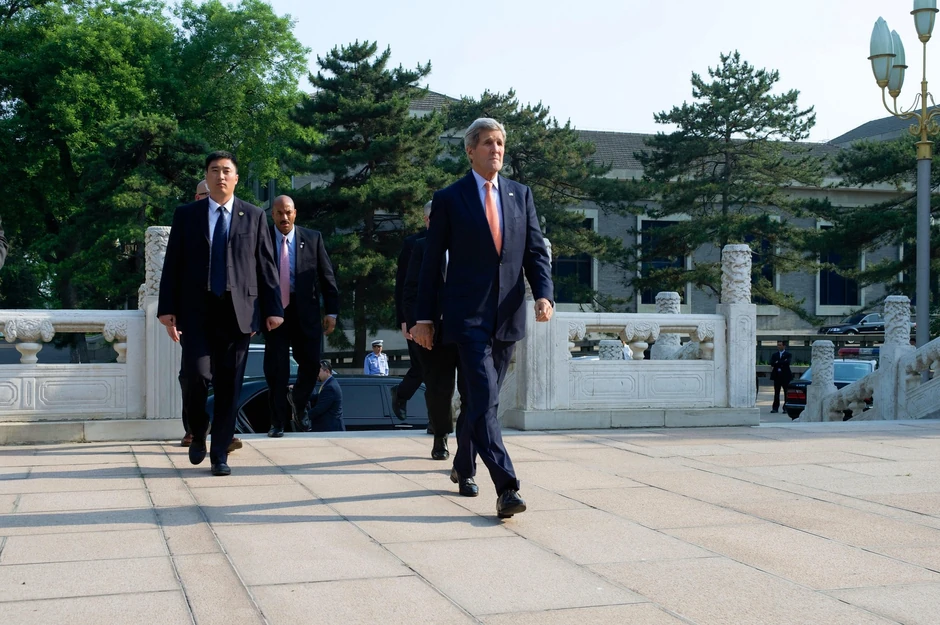 Bivši američki državni sekretar Džon Keri u vrtu u Zongnanhaju 16. maja 2015.