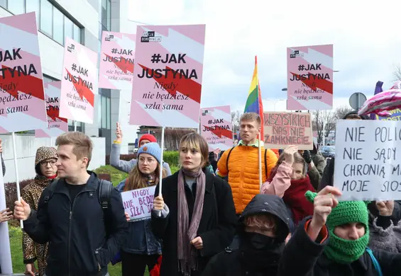 Justyna złożyła wyjaśnienia w sprawie "pomocnictwa w aborcji". Protest solidarnościowy przed sądem